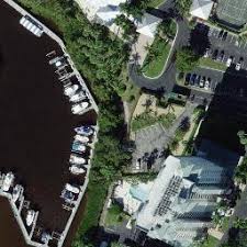 425 COVE TOWER DR owned by JEFFREY C DEZELLAR REV TRUST