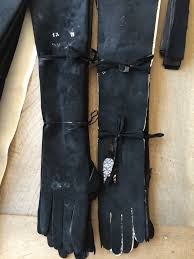 A Millau Dans La Ganterie Maison Fabre Nous Donnons Vie A Des Petites Merveilles Tous Les Jours Depuis 1924 Aveyron Epv Avec Images Millau Aveyron Fabre