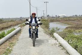 Menurut jaketnya sih, pria yang. Jokowi Naik Motor Trail Ke Muara Gembong Republika Online
