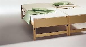 Als schlafplatz mit 2 matratzen ist es sehr komfortabel, wenn sich die liegeflächen auf einer höhe befinden. Zwei Betten Gleicher Grosse Unser Ausziehbett On Top