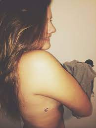 Resultado De Imagen De Moon Tattoo Small Rib See Even More By Checking Out The Picture Moon Tattoo Small Crescent Moon Tattoo Tattoos