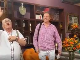 Recordemos que aurora valle le hizo una petición a pati chapoy para poder entrevistar a pedro sola hace varias semanas y el conductor de 'ventaneando' terminó revelando secretos del programa en su primera aparición en televisa, al confesar que tras los errores que ha cometido en sus menciones comerciales, estos momentos ya no los hacen. Una Dura Despedida Pati Chapoy Y Pedro Sola Dicen Adios Al Foro De Ventaneando Ante La Epidemia De Coronavirus Infobae