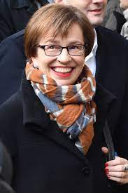 Van der bellen was born during world war ii in vienna to an aristocratic russian father and an estonian mother who fled stalinism. Doris Schmidauer Wikipedia