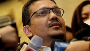 Elia diiringi oleh kakaknya dan dua peguam, fakhrul azman abu hassan dan roshdan sujak raffie. Lagi Permohonan Cabar Kuasa Mahkamah Syariah Ismaweb