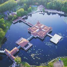 Und Weiter Gehts Mit Einem Wellnesshotel Tipp Das Naturmed Hotel Carbona In Heviz Hier Der Blick Auf D Incredible Places Hot Springs Teaching English Abroad