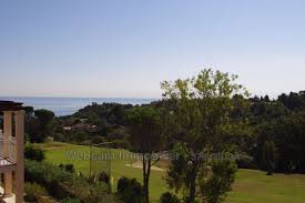 Belle Opportunite Pour Ce 2 Pieces Situe Allee Des Fleurs A Cap Esterel Renove En Dernier Etage Vue Mer Et P Bord De Mer Cap Esterel Places De Stationnement