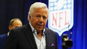 Robert kraft, the billionaire owner of the super bowl champion new england patriots, has been charged with soliciting prostitution at a spa in florida, where surveillance video showed him receiving sexual services, police said friday. Nfl Forderung Von Prostitution Patriots Besitzer Robert Kraft Festgenommen