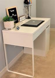 If you ever feel the urge to switch things up, it's the type of piece that can easily find a home in any room! Top 10 Best Desks For Students Thetarnishedjewelblog Desks For Small Spaces Small Bedroom Desk Best Desk