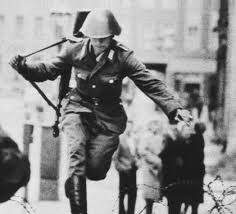 Jun 21, 2021 · cold war, the open yet restricted rivalry that developed after world war ii between the united states and the soviet union and their respective allies. La Guerra Fredda Zona Di Guerra