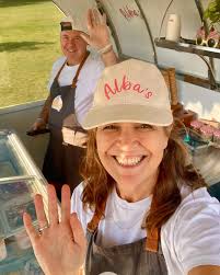 Alba's Berry Bowls this Saturday!🍧🫐🍓 A blend of frozen banana, berries,  açai & frozen yogurt topped with @mumma__bear berry granola, greek yoghurt,  fresh blueberries & freeze dried raspberries 🤤 We are getting