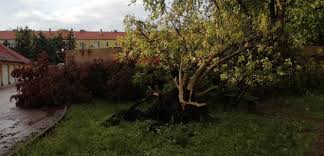 A tornádó lecsapott a városra (klikkelj olvasói képekért) fotó: Tornado Volt Oroshazan Kiderul Idojaras
