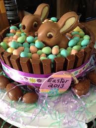 Easter Kit Kat Cake Smarties Ou Petits Oeufs Bonbons Base Gateau Au Chocolat Ou Cake Classique Easter Deserts Easter Cupcakes Easter Cookies