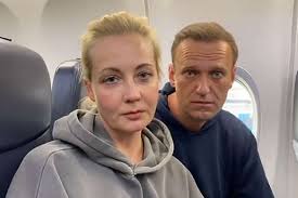 Ці патріоти не розуміють елементарних речей, якщо навальний хоче повернути рубль до тями, то має як мінімум, вивести війська с донбасу. Navalnij Povertayetsya U Rosiyu Video Z Litaka Glavkom