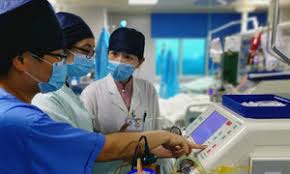 أيضا، لا يحمي لقاح الإنفلونزا ضد فيروس كورونا المستجد. ÙƒÙˆØ±ÙˆÙ†Ø§ Ø¥Ø­Ø¯Ù‰ Ø§Ù„Ø´Ø§Ø¨Ø§Øª Ù…Ù† ÙˆÙˆÙ‡Ø§Ù† ÙÙŠ Ø§Ù„ØµÙŠÙ† ØªØ±ÙˆÙŠ ØªØ¬Ø±Ø¨ØªÙ‡Ø§ ÙÙŠ Ø§Ù„Ù…Ø¯ÙŠÙ†Ø© Ø§Ù„Ù…ÙˆØ¨ÙˆØ¡Ø© ÙˆÙƒÙŠÙ Ø³Ø§Ù‡Ù…Øª Ù‡ÙŠ ÙˆØ§Ù„Ù…Ù„Ø§ÙŠÙŠÙ† ÙÙŠ ÙˆÙ‚Ù Ø§Ù„Ø§Ù†ØªØ´Ø§Ø± Ø£Ø®Ø¨Ø§Ø± Ø§Ù„Ø£Ù…Ù… Ø§Ù„Ù…ØªØ­Ø¯Ø©