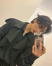 Instagram Actualizacion De Hyunjin In 2020 Felix Stray Kids Stray Kids Mirrors