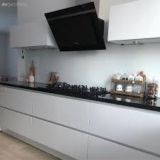Satir Aralarinda Pembeler Bu Modern Eve Sicak Zerafet Katiyor Ev Gezmesi Siyah Mutfak Dolaplari Modern Evler Modern