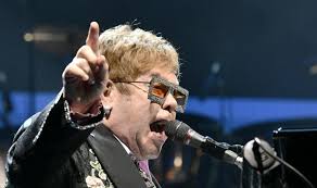Elton John ei suuda uskuda, kui hästi tema pojad tüdrukutega flirtida  oskavad