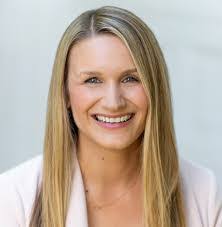 Deanna Dow's Instagram, Twitter & Facebook