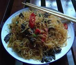 Beri tauge, irisan kol, suwiran ayam, dan kacang tanah. Bihun Jamur Kuping Bumbu Kecap Dan Saos Tiram Halaman 1 Kompasiana Com