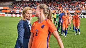 Jun 27, 2021 · frank de boer lijkt door te willen gaan als bondscoach van oranje, al wil hij de uitschakeling op het ek tegen tsjechië eerst laten bezinken voordat hij praat over zijn toekomst bij oranje. Voor Sarina Wiegman Is Er Maar Een Weg Naar De Top De Volkskrant