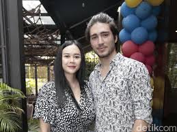 Artis aura kasih ditemui saat menghadiri sidang cerai di pengadilan agama jakarta selatan, rabu 28. Eryck Amaral Digugat Cerai Aura Kasih Keberadaannya Tak Jelas