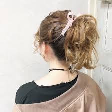 うまく引き出せなくても ざっくりひとつ結びに顔周りは強く巻くだけでstreet girlyな雰囲気に 髪型 かわいい ポニーテール キュートなヘアスタイル