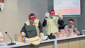 Bos PT Blueray John Field pemberi jatah bulanan ke oknum Bea Cukai kabur  dari OTT KPK