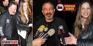 Defne samyeli'nden serenay aşkı yüzünden ayrılan cem yılmaz yeni ilişkisinde bu kez 'yaş' tartışması ile gündemde. Cem Yilmaz Ve Serenay Sarikaya Acik Secik Paylasti