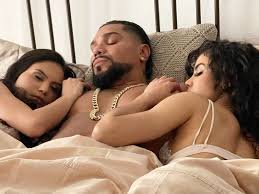 Naldo lança clipe com duas mulheres na cama após convite para sexo a três -  Folha do Estado da Bahia