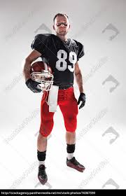 Die werte beziffern den jahresgehalt. American Football Spieler Posiert Mit Ball Auf Weissem Stock Photo 16367590 Bildagentur Panthermedia