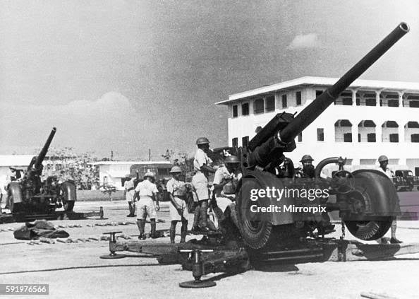 The Hong Kong and Singapore Royal Artillery operating an... News Photo - Getty Images