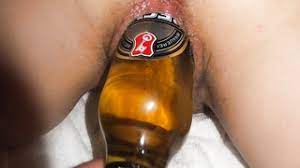 Eine Flasche BECKS Bier in der Muschi
