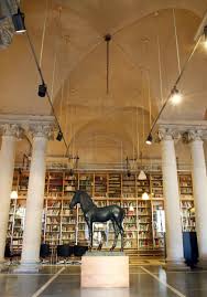 La facciata dell'accademia di belle arti di carrara cade a pezzi, non ci sono soldi per il restauro e l'idea è quella di chiedere ai docenti un'opera d'arte da vendere in una asta benefica al miglior offerente. Biblioteca Accademia Di Belle Arti Di Carrara