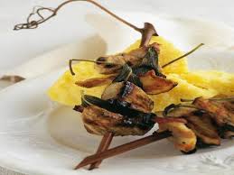 Per preparare gli spiedini di polenta e salsiccia, per prima cosa dobbiamo preparare la polenta quindi mettere sul fuoco una pentola con l'acqua e il sale e, quando sarà a bollore, versare la farina di mais a pioggia, mescolando con una frusta a mano per non far formare grumi. Ricetta Spiedini Di Maiale Con Polenta Cook
