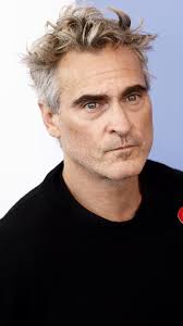 Así es como llega una estrella: rodeado de flashes, firmando autógrafos y  regalando selfies a sus fans 📸⭐ Joaquin Phoenix ha aterrizado en el  Festival de Venecia con la expectación que solo él sabe ...