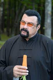 He was born in lansing, michigan to a mother of irish ancestry and father of russian ancestry. Steven Seagal Jetzt Auch Russe Vorarlberger Nachrichten Vn At