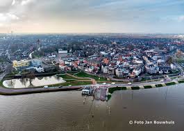 It doesn't see too many visitors today, but the old centre still holds monumental buildings from former glory days and is famous for its fruits production. Nieuws Uit Tiel En De Regio Editie 4 Februari 2021 De Tielenaar