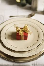Nous vous proposons quelques idées pour des tables élégantes et c'est sans aucun doute le thème le plus classique pour noël et celui qui généralement enchante les petits. Comment Choisir Un Cadeau De Table De Noel Pour Vos Invites Deco De Fete Decoration De Noel Zenidees
