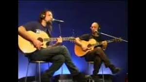 È una notte senza luna ubriaco canta amore alla fortuna senza freddo e senza pane ubriaco canta amore alle persiane seduto sull'asfalto che fuma sembra un tempo da medioevo qualcuno dice che è un pazzo un altro dice che non è nessuno per la gente nervosa in attesa del lieto fine chi mangia. Skitarrate Accordi Live Ubriaco Canta Amore Banda Bardo