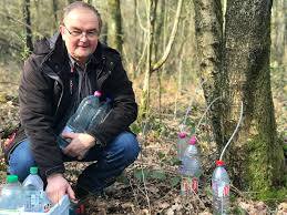 Définition du trésor de la langue française informatisé. La Seve De Bouleau Produit Miracle Pierre Va En Chercher Directement A La Source Dans Un Bois De La Region De Mons