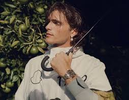 It sure interests you … the intimate photoshoot of jacob elordi ('my first kiss') where he is compared to harry styles: Jacob Elordi On The Cover Of Man About Town Ss21