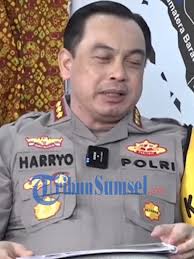 Kapolresta Palembang Kombes Pol Dr Harryo Sugihhartono memastikan Jembatan  Ampera akan disterilisasi dari kendaraan roda dua dan roda empat di saat  malam pergantian tahun. Sterilisasi kendaraan roda ...