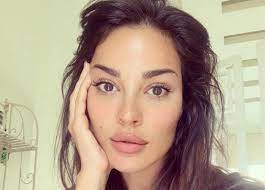 الانفجار كان قريب والمنظر ليس مثل الكلام أبدا، وكل من سيمر على منزلي سيرى الدم أينما كان وأن المنزل كله محكم، لكننا لا زلنا كلنا على قيد الحياة بحمد الله ألف مرة. Ø£ÙˆÙ„ ØµÙˆØ±Ø© Ù„Ù€ Ù†Ø§Ø¯ÙŠÙ† Ù†Ø³ÙŠØ¨ Ù†Ø¬ÙŠÙ… Ù…Ù† Ø§Ù„Ù…Ø³ØªØ´ÙÙ‰ Ø¨Ø¹Ø¯ Ø¥ØµØ§Ø¨ØªÙ‡Ø§ ÙÙŠ Ø§Ù†ÙØ¬Ø§Ø± Ø¨ÙŠØ±ÙˆØª Ø®Ø¨Ø± ÙÙŠ Ø§Ù„ÙÙ†