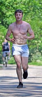 Discover more posts about paul mescal. Normale Menschen Paul Mescal Joggt Oben Ohne In Engen Weissen Shorts Wahrend Das Tragen Der Beruhmten Kette Aktuelle Boulevard Nachrichten Und Fotogalerien Zu Stars Sternchen