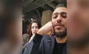 وقالت روان بن حسين، في بث مشترك مع الإعلامية مهيرة عبد العزيز على إنستغرام، إنها لا تعلم سبب هذا الجدل على الرغم من أنه رجل في سن والدها وقد يكون أكبر. Ø§ØºØªØµØ§Ø¨ ÙˆØµÙˆØ± Ù…Ø®Ø²ÙŠØ© Ø£Ø±Ø³Ù„Ù‡Ø§ Ù„Ù‚Ø§ØµØ±Ø§Øª Ø´Ø§Ù‡Ø¯ ÙƒÙŠÙ ÙØ¶Ø­Øª Ø±ÙˆØ§Ù† Ø¨Ù† Ø­Ø³ÙŠÙ† Ø²ÙˆØ¬Ù‡Ø§ Ø§Ù„Ù„ÙŠØ¨ÙŠ Ø§Ù„Ù…Ø¯ÙŠÙ†Ø© Ù†ÙŠÙˆØ²