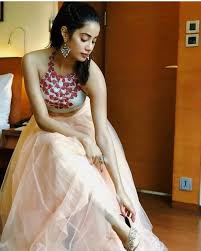 Janhvi kapoor is an indian actress and model, she is known for her kapoor family, she is the daughter of actress late sridevi and boney kapoor who is a filmmaker in bollywood. Janhvi Kapoor Biography Age Height Education Boyfriend Family Most Beautiful Indian Actress Beautiful Indian Actress Promotion Dresses