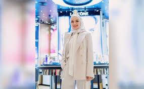 Nak match tudung dengan baju bukan senang. Neelofa Cipta Aura Hingga Ke Global