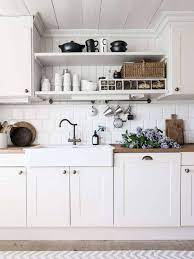 restauration reussie d une maison suedoise cuisine blanche et bois idee deco cuisine cuisine blanche