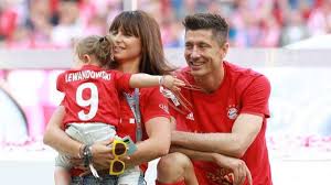 Mai feierte die familie von robert lewandowski den dritten geburtstag seiner tochter klara. Robert Lewandowski Freunde Und Familie Erklaren Sturmer Vom Fc Bayern
