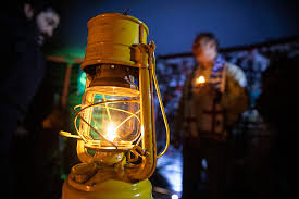 Die straßenbahn war pünktlich, die etwa 40 menschen waren es auch: Pfadfinder Verteilen Friedenslicht Aus Betlehem